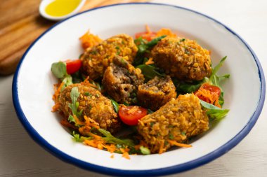 Patlıcan ve elmalı kroket. İspanyol gastronomisinden geleneksel tapa tarifi.