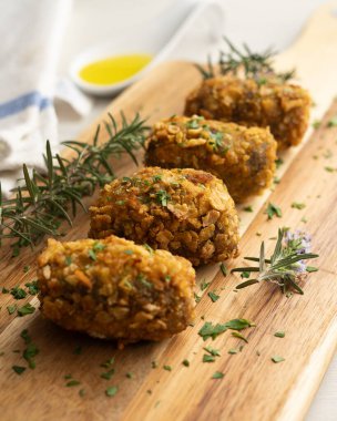 Patlıcan ve elmalı kroket. İspanyol gastronomisinden geleneksel tapa tarifi.