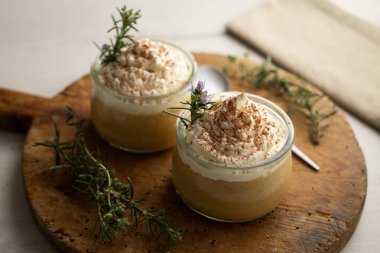 İtalyan kapuçino tatlısı, kremayla servis ediliyor..