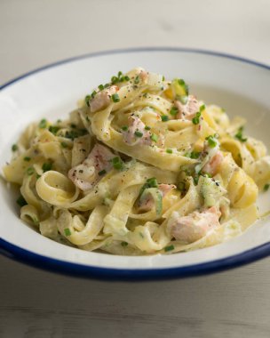 Somon ve kabaklı Tagliatelle makarna tabağı.