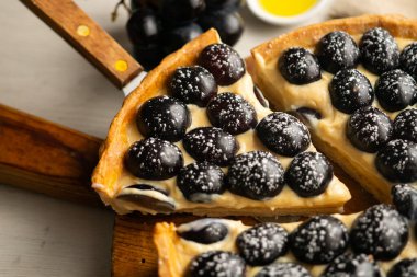 Üzümlü kremalı pasta..