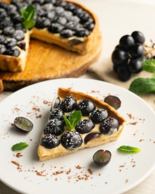 Üzümlü kremalı pasta..