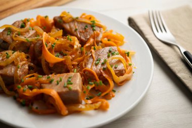 Atun encebollado. Geleneksel İspanyol tapası, soğanla pişirilmiş ton balığı..