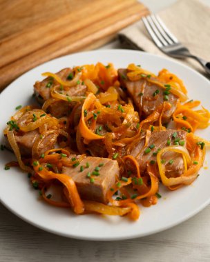 Atun encebollado. Geleneksel İspanyol tapası, soğanla pişirilmiş ton balığı..