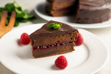 Ahududu reçelli çikolata Sachertorte.