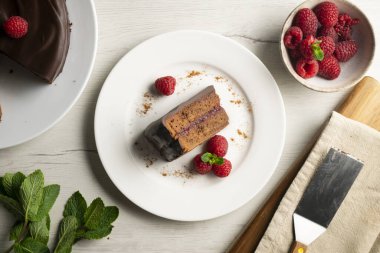 Ahududu reçelli çikolata Sachertorte.