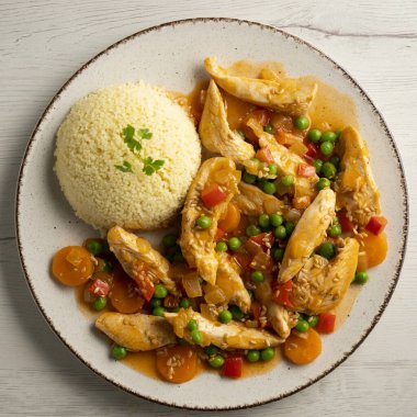 Biber, bezelye, soğan ve havuçla sotelenmiş tavuk şeritleri..