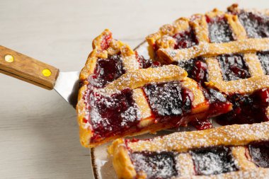 Geleneksel İtalyan crostata 'sı ahududu reçeli ile dolu. Orijinal tarifli İtalyan tatlısı..