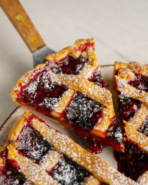 Geleneksel İtalyan crostata 'sı ahududu reçeli ile dolu. Orijinal tarifli İtalyan tatlısı..