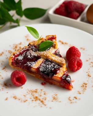 Geleneksel İtalyan crostata 'sı ahududu reçeli ile dolu. Orijinal tarifli İtalyan tatlısı..