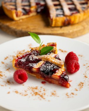 Geleneksel İtalyan crostata 'sı ahududu reçeli ile dolu. Orijinal tarifli İtalyan tatlısı..