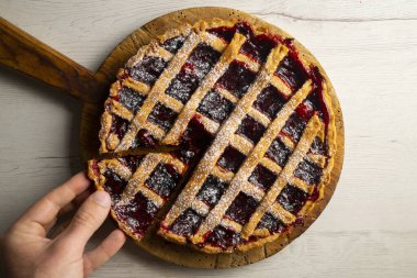 Geleneksel İtalyan crostata 'sı ahududu reçeli ile dolu. Orijinal tarifli İtalyan tatlısı..