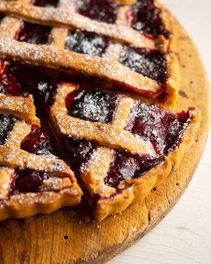 Geleneksel İtalyan crostata 'sı ahududu reçeli ile dolu. Orijinal tarifli İtalyan tatlısı..