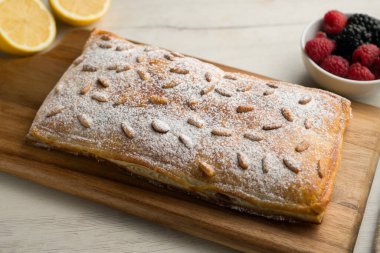 San Juan Coca çikolatası. Geleneksel San Juan pastası İspanya 'ya gelişimizi kutlamak için puf böreği ve kakao kreması ile yapılır..