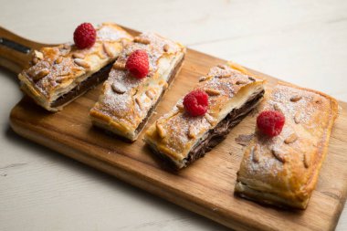 San Juan Coca çikolatası. Geleneksel San Juan pastası İspanya 'ya gelişimizi kutlamak için puf böreği ve kakao kreması ile yapılır..