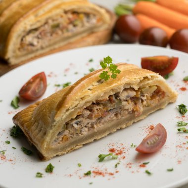 Geleneksel Galiçya böreği sebze ve ançüezle dolu. İspanya 'nın kuzey kesiminden geleneksel tarif.