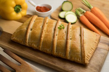 Geleneksel Galiçya böreği sebze ve ançüezle dolu. İspanya 'nın kuzey kesiminden geleneksel tarif.