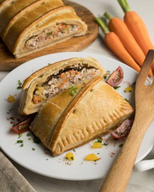 Geleneksel Galiçya böreği sebze ve ançüezle dolu. İspanya 'nın kuzey kesiminden geleneksel tarif.