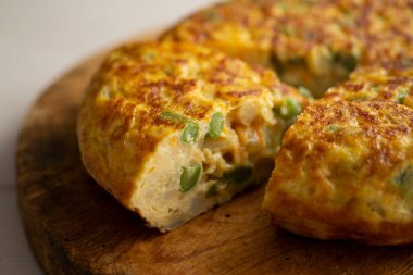 Karnabahar ve sebzeli İspanyol patates omleti. Geleneksel İspanyol tapa tarifi.