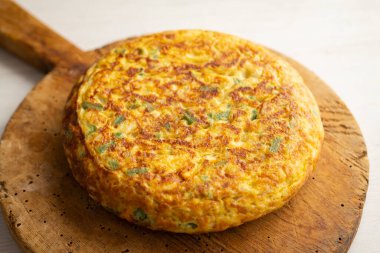 Karnabahar ve sebzeli İspanyol patates omleti. Geleneksel İspanyol tapa tarifi.