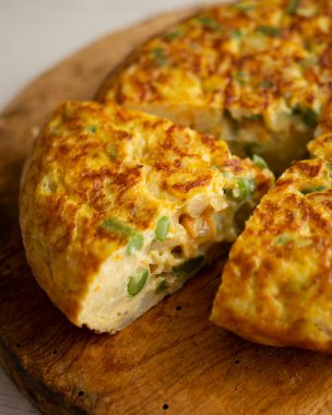 Karnabahar ve sebzeli İspanyol patates omleti. Geleneksel İspanyol tapa tarifi.