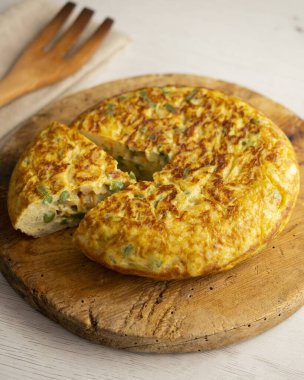 Karnabahar ve sebzeli İspanyol patates omleti. Geleneksel İspanyol tapa tarifi.