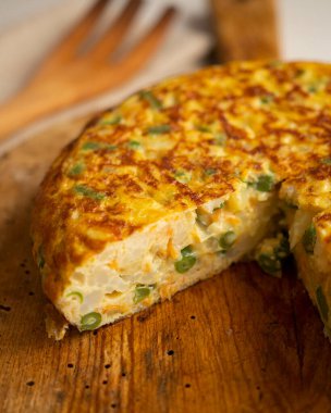 Karnabahar ve sebzeli İspanyol patates omleti. Geleneksel İspanyol tapa tarifi.