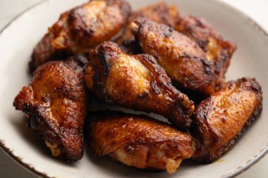 Amerikan restoranında baharatla marine edilmiş tavuk kanatları..