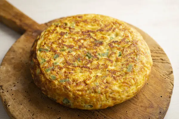 Karnabahar ve sebzeli İspanyol patates omleti. Geleneksel İspanyol tapa tarifi.