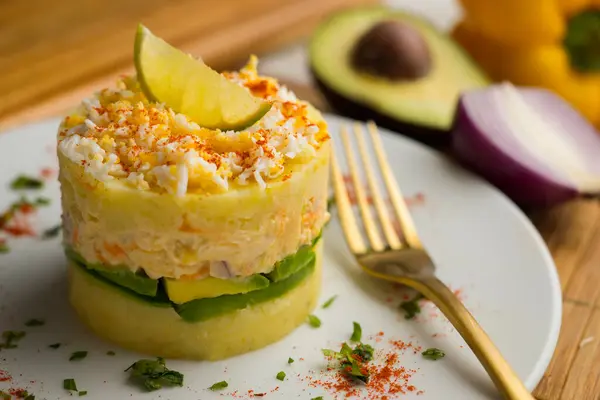 Causa Peruana. Causa Lima, patates, avokado, tavuk veya ton balığından yapılan geleneksel Peru mutfağı başlangıcıdır..