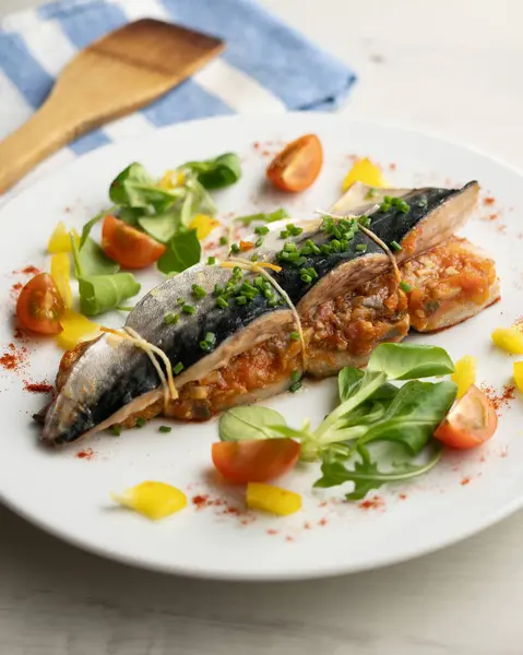 Ofen Gekochte Makrele Gefüllt Mit Tomatensauce Und Gemüse — Stockfoto