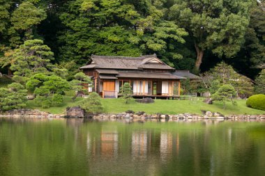 Geleneksel Japon chashitsu çay odası Tsubame-no-ochaya ya ya da Hama-riky Bahçeleri 'nin Shiori-no-ike göleti boyunca kırlangıç çay evi