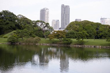 Hamarikyu Bahçeleri, Ch, Tokyo, Japonya 'da halka açık bir parktır. Sumida Nehri 'nin ağzında yer alan binalar modern binalarla çevrilidir..