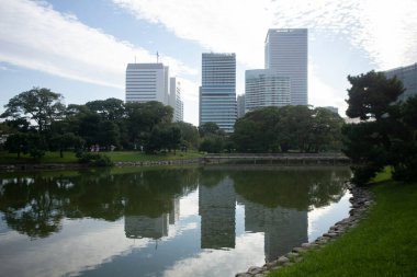 Hamarikyu Bahçeleri, Ch, Tokyo, Japonya 'da halka açık bir parktır. Sumida Nehri 'nin ağzında yer alan binalar modern binalarla çevrilidir..