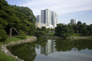 Hamarikyu Bahçeleri, Ch, Tokyo, Japonya 'da halka açık bir parktır. Sumida Nehri 'nin ağzında yer alan binalar modern binalarla çevrilidir..
