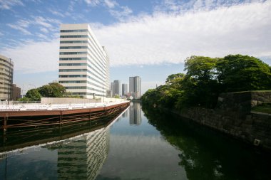 Hamarikyu Bahçeleri, Ch, Tokyo, Japonya 'da halka açık bir parktır. Sumida Nehri 'nin ağzında yer alan binalar modern binalarla çevrilidir..