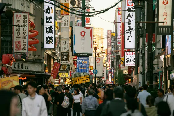 Osaka Japón Octubre 2023 Restaurantes Turistas Las Calles Dotonbori Llenos Fotos de stock libres de derechos