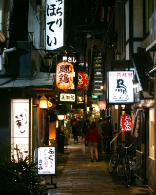 Osaka, Japonya; 20 Ekim 2023: Dotonbori 'de dar sokaklar işletme ve restoranlarla dolu.