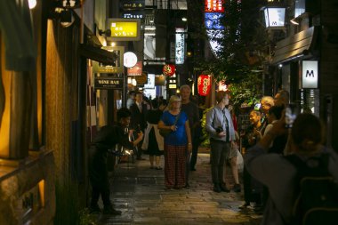 Osaka, Japonya; 20 Ekim 2023: Dotonbori 'de dar sokaklar işletme ve restoranlarla dolu.