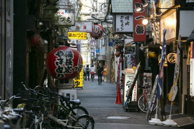 Osaka, Japonya; 20 Ekim 2023: Dotonbori 'de dar sokaklar işletme ve restoranlarla dolu.