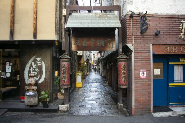 Osaka, Japonya; 20 Ekim 2023: Dotonbori 'de dar sokaklar işletme ve restoranlarla dolu.
