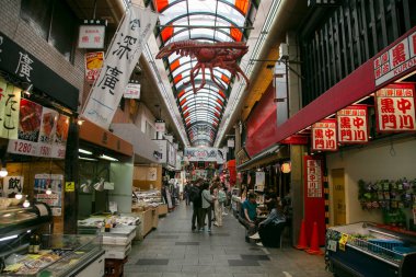 Osaka, Japonya; 20 Ekim 2023: Kuromon Ichiba Market, Japonya 'nın Osaka kentindeki ünlü balık pazarı..