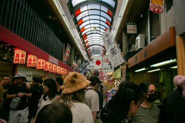 Osaka, Japonya; 20 Ekim 2023: Kuromon Ichiba Market, Japonya 'nın Osaka kentindeki ünlü balık pazarı..