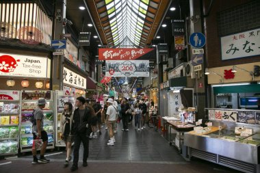 Osaka, Japonya; 20 Ekim 2023: Kuromon Ichiba Market, Japonya 'nın Osaka kentindeki ünlü balık pazarı..