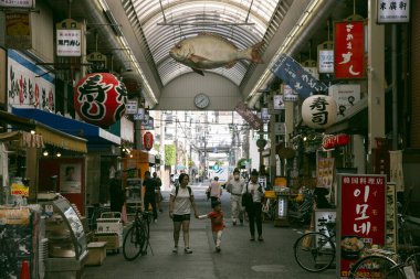 Osaka, Japonya; 20 Ekim 2023: Kuromon Ichiba Market, Japonya 'nın Osaka kentindeki ünlü balık pazarı..