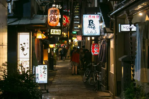 Osaka, Japonya; 20 Ekim 2023: Dotonbori 'de dar sokaklar işletme ve restoranlarla dolu.