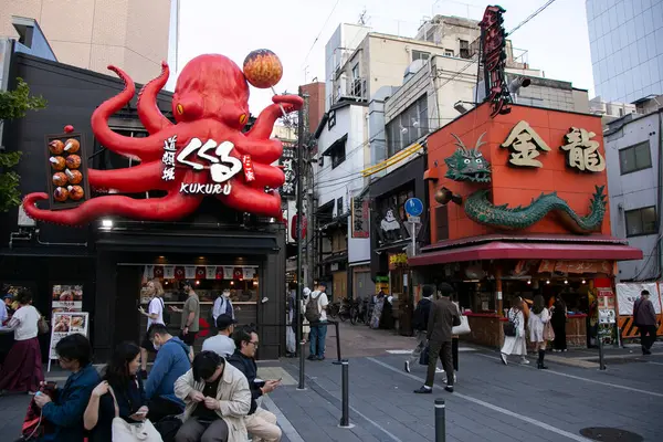 Osaka, Japonya; 20 Ekim 2023: Dontonbori ilçesindeki Takoyaki Restoranı.