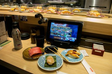 Osaka, Japonya; 20 Ekim 2023: Kaitenzushi, Japonya 'da bir suşi restoranıdır..