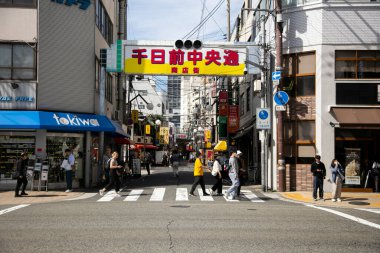 Osaka, Japonya; 20 Ekim 2023: Osaka şehrinin Dotonbori ilçesinde bir restoranın önü, gece hayatı ve yemek sahneleriyle ünlüdür..
