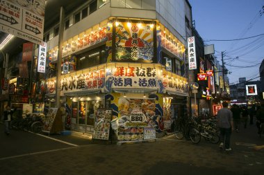 Osaka, Japonya; 20 Ekim 2023: Osaka şehrinin Dotonbori ilçesinde bir restoranın önü, gece hayatı ve yemek sahneleriyle ünlüdür..